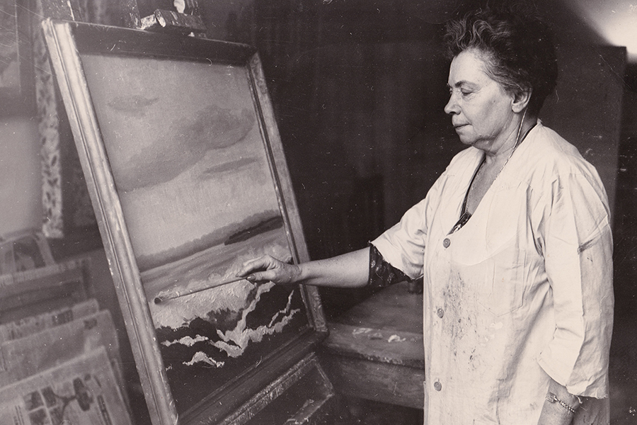 Antoinette Scudder painting a water scene in her studio